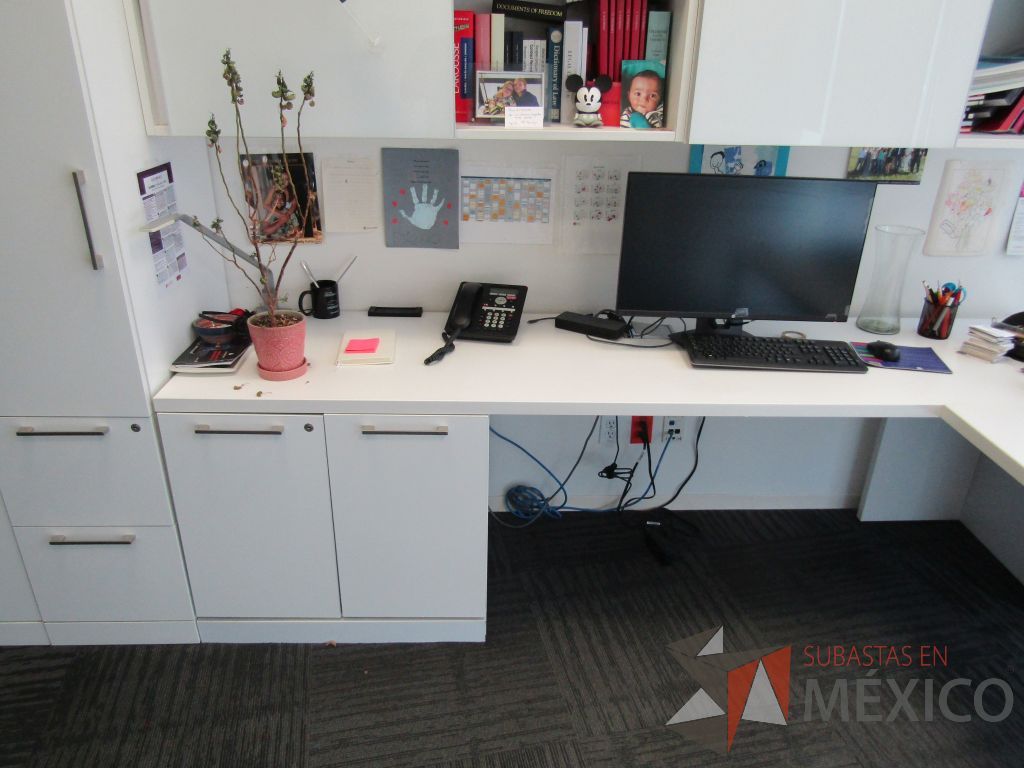 Lote 091 - Escritorio en escuadra con gabinete de pedestal de 2 puertas, archivero de pedestal de 2 cajones y cubierta color blanco - Imagen 6