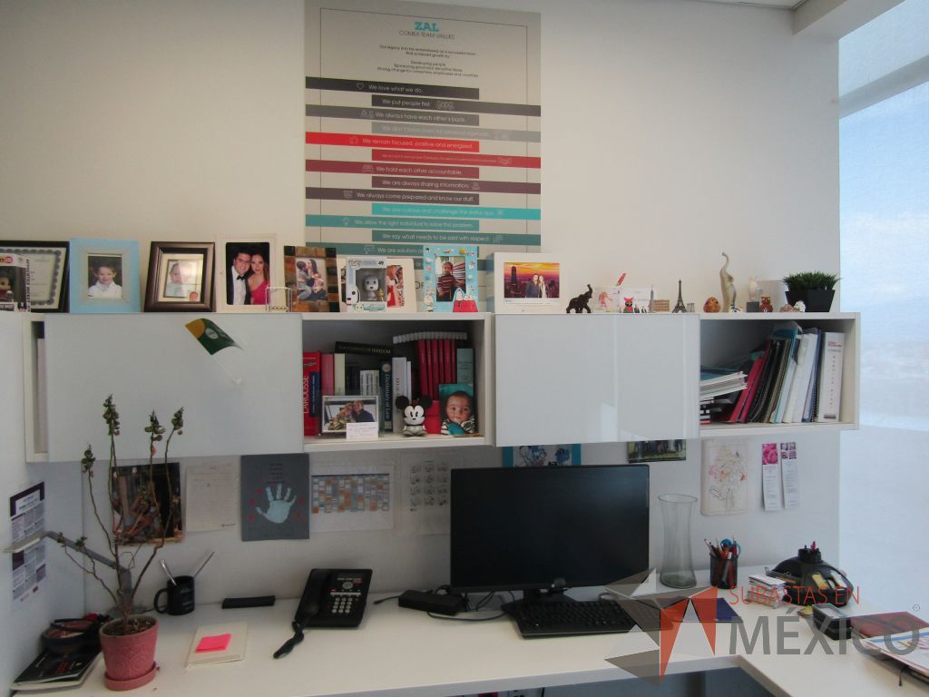 Lote 091 - Escritorio en escuadra con gabinete de pedestal de 2 puertas, archivero de pedestal de 2 cajones y cubierta color blanco - Imagen 7