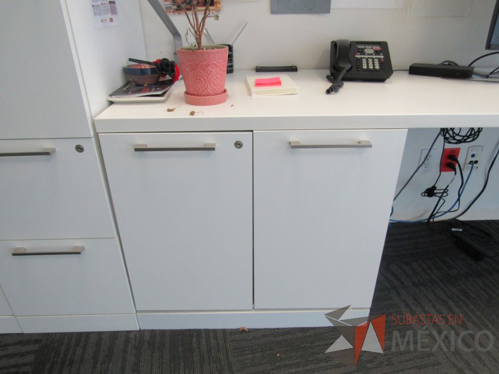 Lote 091 - Escritorio en escuadra con gabinete de pedestal de 2 puertas, archivero de pedestal de 2 cajones y cubierta color blanco - Imagen 10