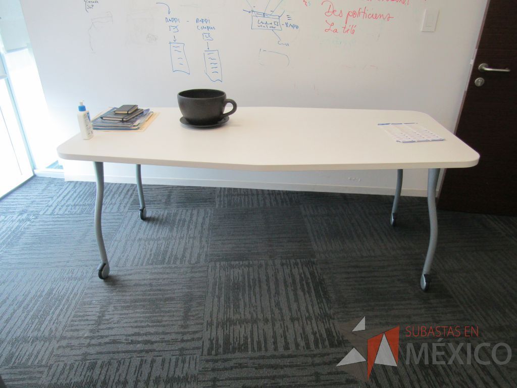 Lote 091 - Escritorio en escuadra con gabinete de pedestal de 2 puertas, archivero de pedestal de 2 cajones y cubierta color blanco - Imagen 13