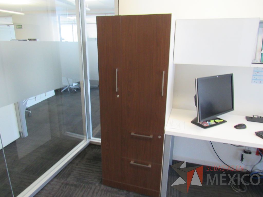 Lote 062 - Escritorio en escuadra, gabinete alto con 2 puertas y 2 cajones y gabinete empotrado - Imagen 3