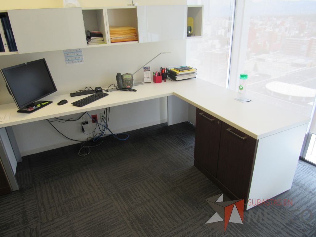 Lote 062 - Escritorio en escuadra, gabinete alto con 2 puertas y 2 cajones y gabinete empotrado - Imagen 6