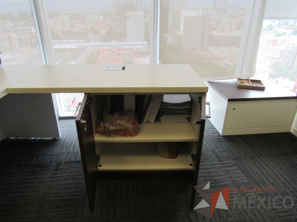Lote 062 - Escritorio en escuadra, gabinete alto con 2 puertas y 2 cajones y gabinete empotrado - Imagen 9