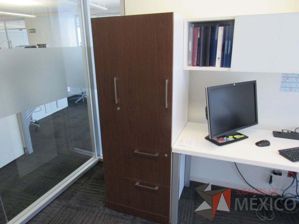 Lote 062 - Escritorio en escuadra, gabinete alto con 2 puertas y 2 cajones y gabinete empotrado - Imagen 10