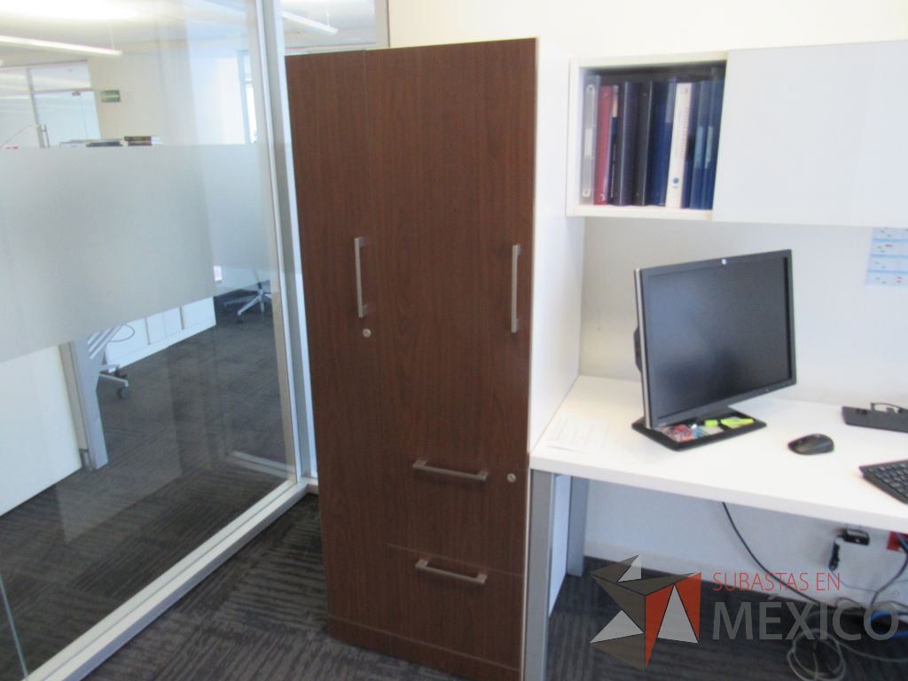 Lote 062 - Escritorio en escuadra, gabinete alto con 2 puertas y 2 cajones y gabinete empotrado - Imagen 11