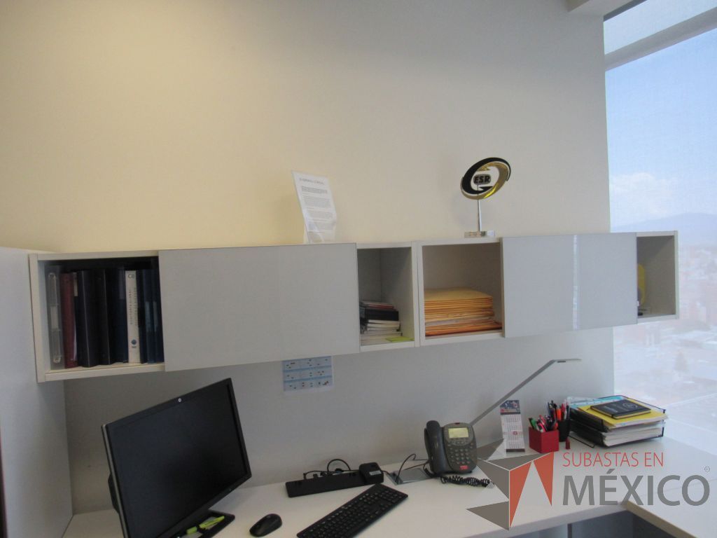 Lote 062 - Escritorio en escuadra, gabinete alto con 2 puertas y 2 cajones y gabinete empotrado - Imagen 12