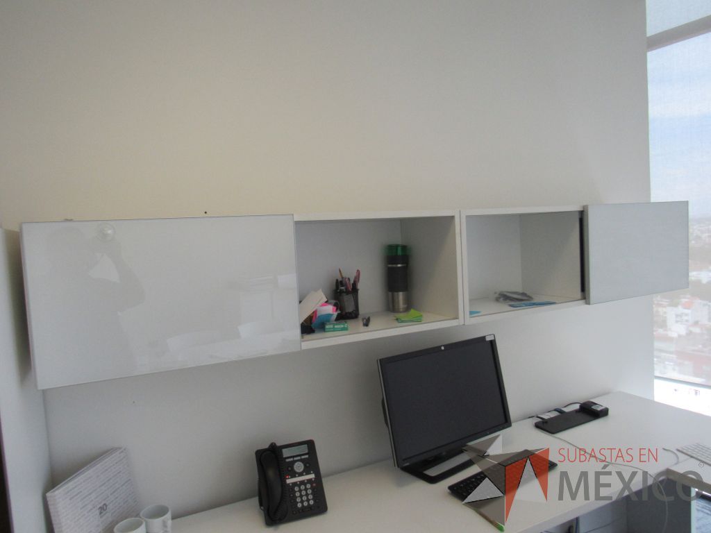 Lote 062 - Escritorio en escuadra, gabinete alto con 2 puertas y 2 cajones y gabinete empotrado - Imagen 21