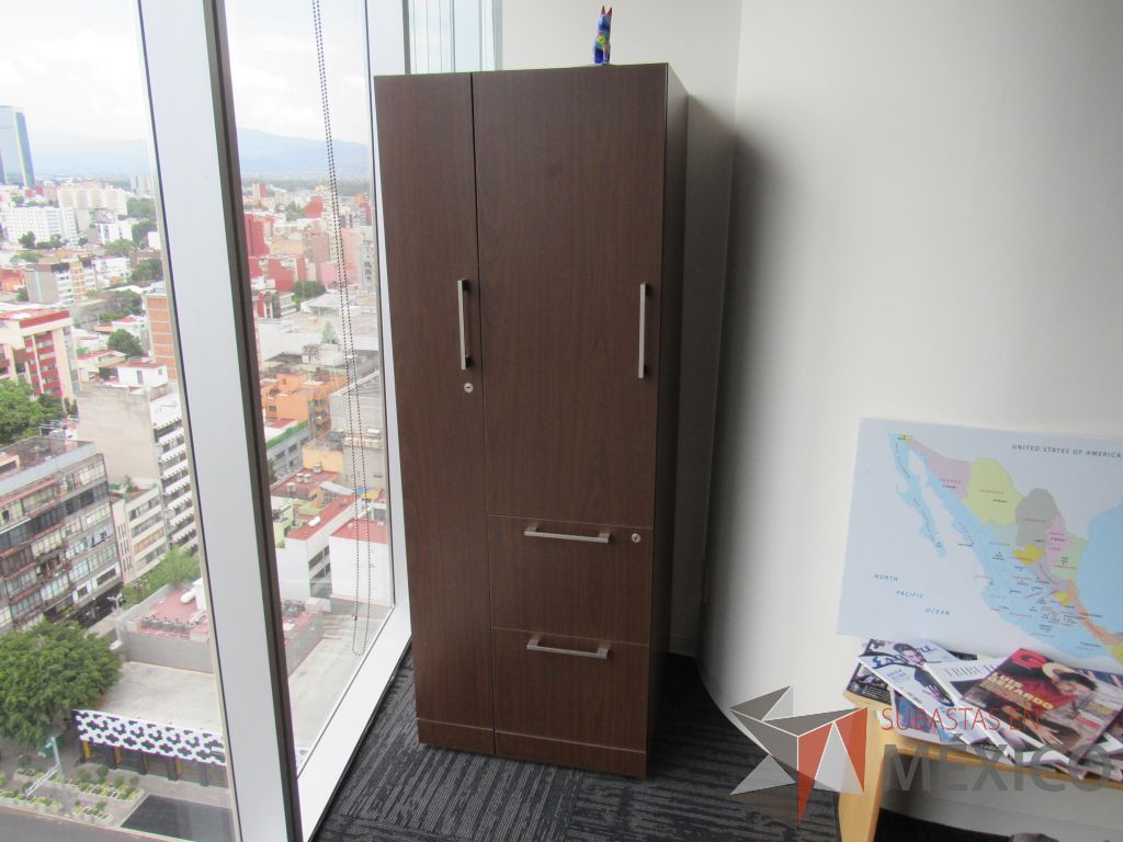 Lote 247 - Gabinete alto con 2 puertas y 2 cajones color café y gabinete empotrado a pared con dos puertas corredizas de pizarra color blanco.