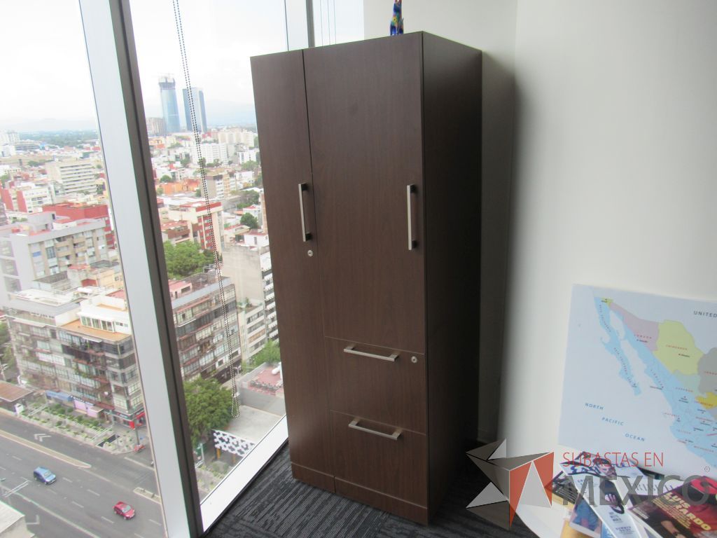 Lote 247 - Gabinete alto con 2 puertas y 2 cajones color café y gabinete empotrado a pared con dos puertas corredizas de pizarra color blanco. - Imagen 3