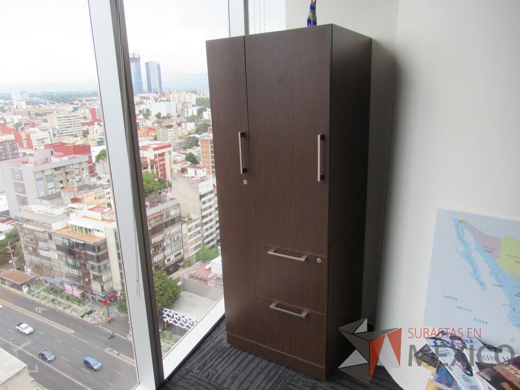 Lote 247 - Gabinete alto con 2 puertas y 2 cajones color café y gabinete empotrado a pared con dos puertas corredizas de pizarra color blanco. - Imagen 4