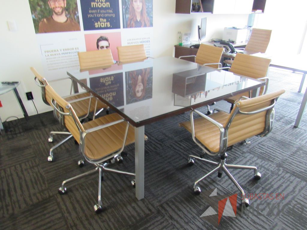Lote 156 - Mesa de sala de juntas cuadrada para 8 personas con 4 patas metálicas y cubierta protectora de vidrio. - Imagen 9