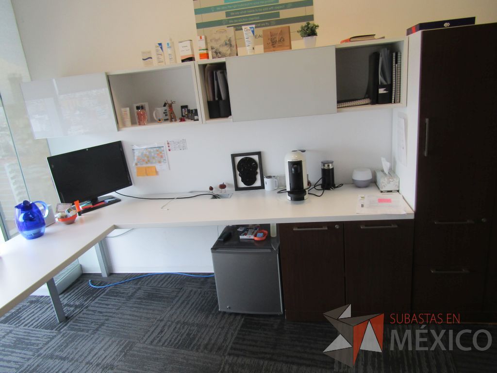 Lote 085 - Escritorio en escuadra con gabinete de pedestal de 2 puertas color café y cubierta color blanco - Imagen 4