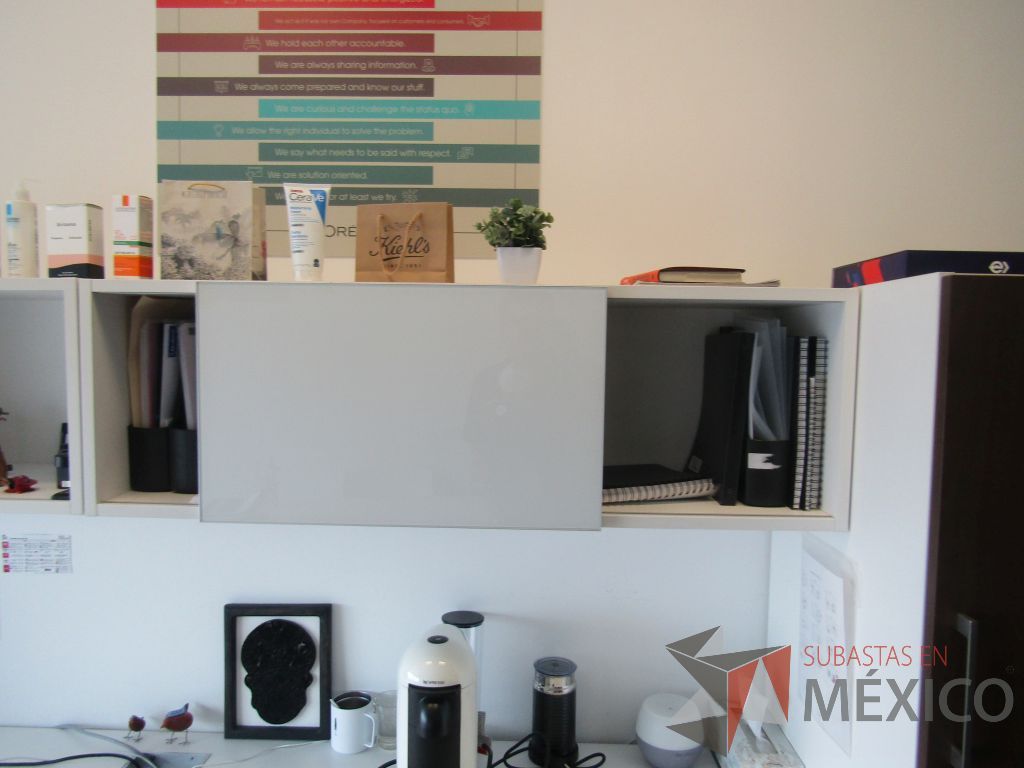 Lote 085 - Escritorio en escuadra con gabinete de pedestal de 2 puertas color café y cubierta color blanco - Imagen 9