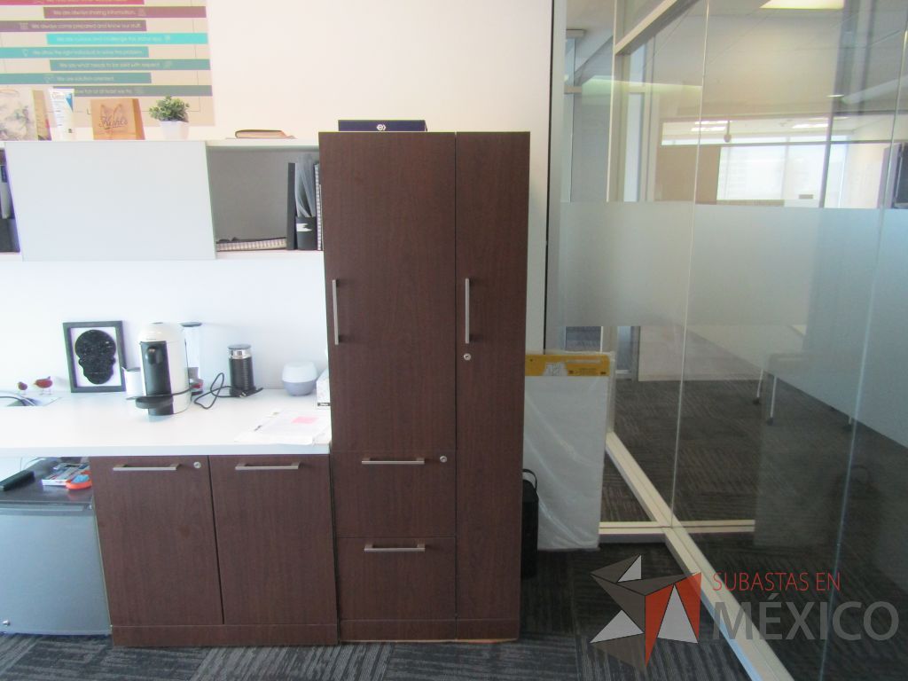 Lote 085 - Escritorio en escuadra con gabinete de pedestal de 2 puertas color café y cubierta color blanco - Imagen 11