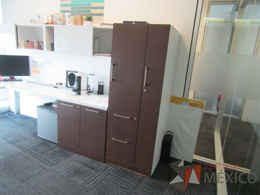 Lote 085 - Escritorio en escuadra con gabinete de pedestal de 2 puertas color café y cubierta color blanco - Imagen 12