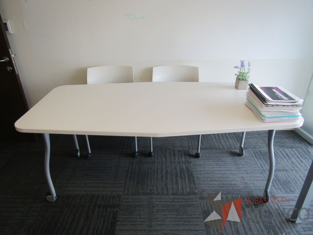 Lote 089 - Mesa de trabajo con 4 patas metálicas, ruedas y cubierta color blanco