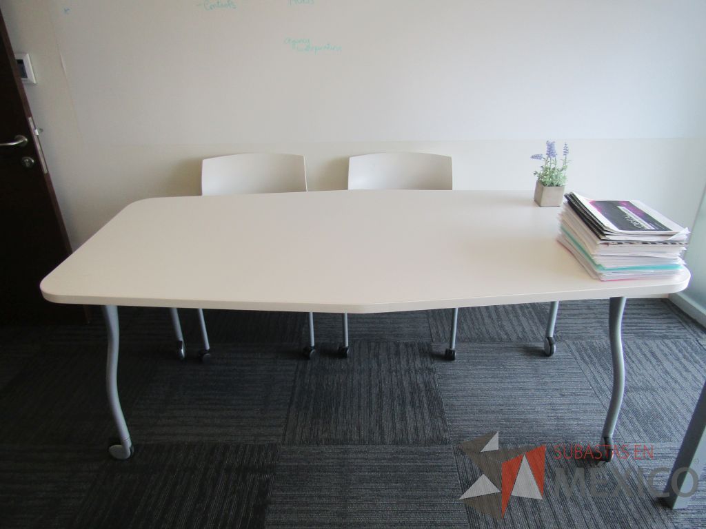 Lote 340 - Mesa de trabajo con 4 patas metálicas, ruedas y cubierta color blanco. - Imagen 3