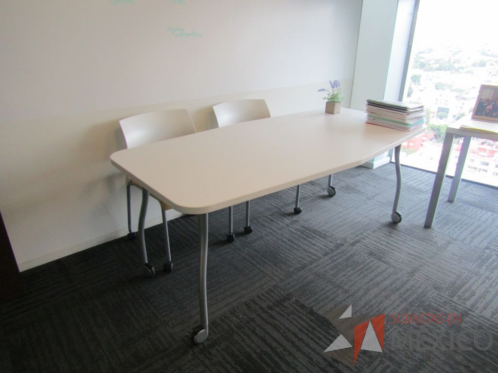 Lote 340 - Mesa de trabajo con 4 patas metálicas, ruedas y cubierta color blanco. - Imagen 4