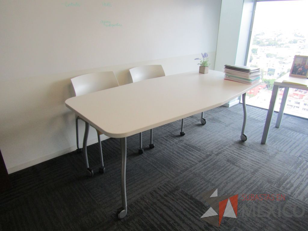 Lote 089 - Mesa de trabajo con 4 patas metálicas, ruedas y cubierta color blanco - Imagen 4