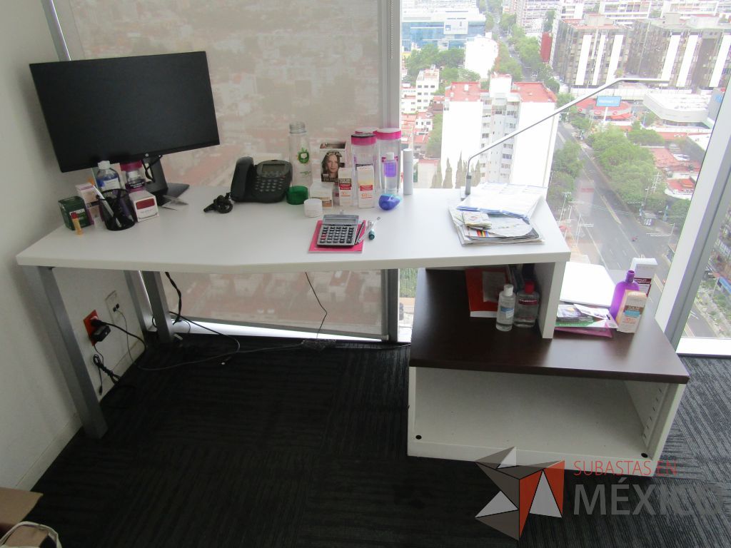 Lote 031 - Oficina Operativa con Escritorio, Mesa de Apoyo Triangular con Ruedas y Gabinete - Imagen 2