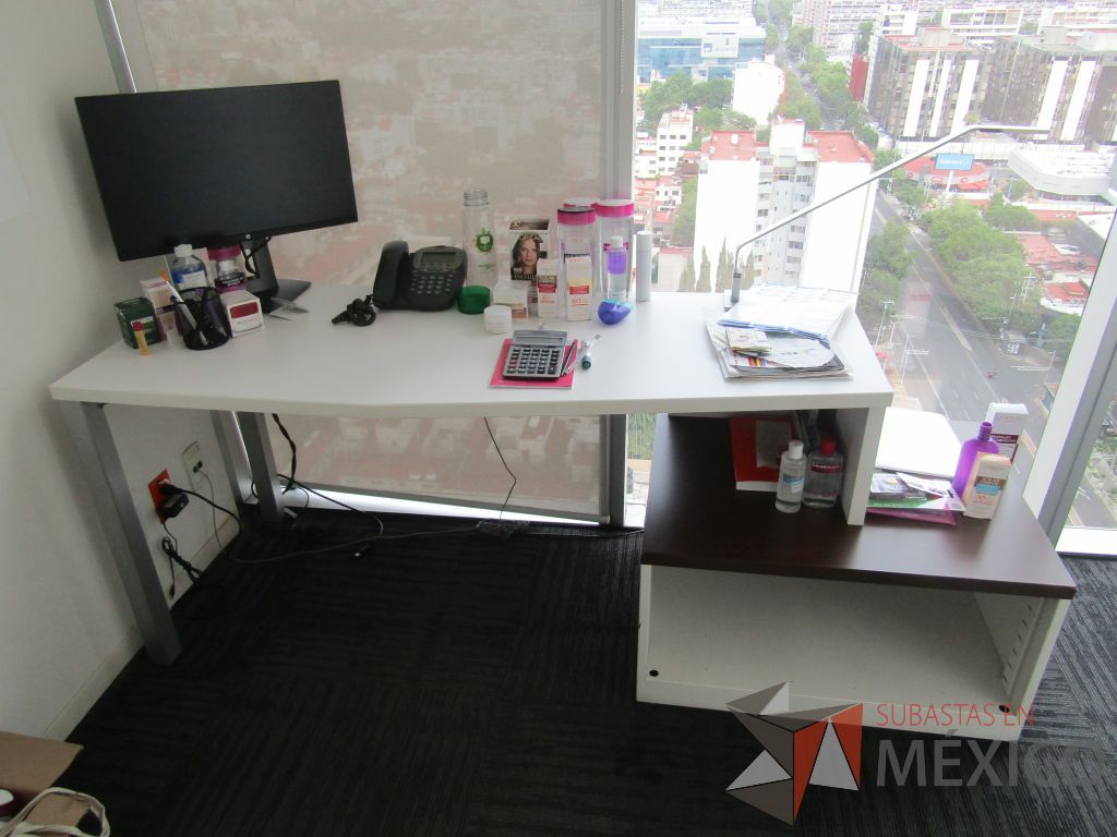 Lote 031 - Oficina Operativa con Escritorio, Mesa de Apoyo Triangular con Ruedas y Gabinete - Imagen 3
