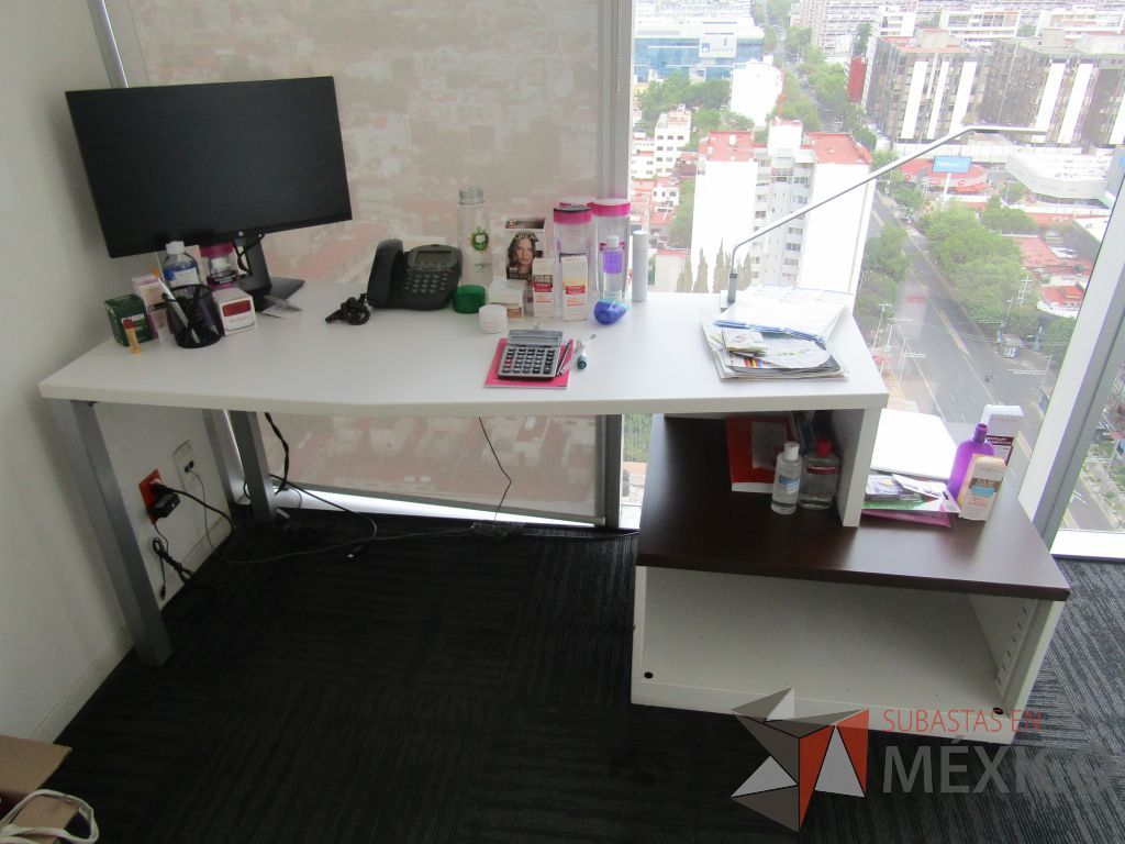 Lote 031 - Oficina Operativa con Escritorio, Mesa de Apoyo Triangular con Ruedas y Gabinete - Imagen 4