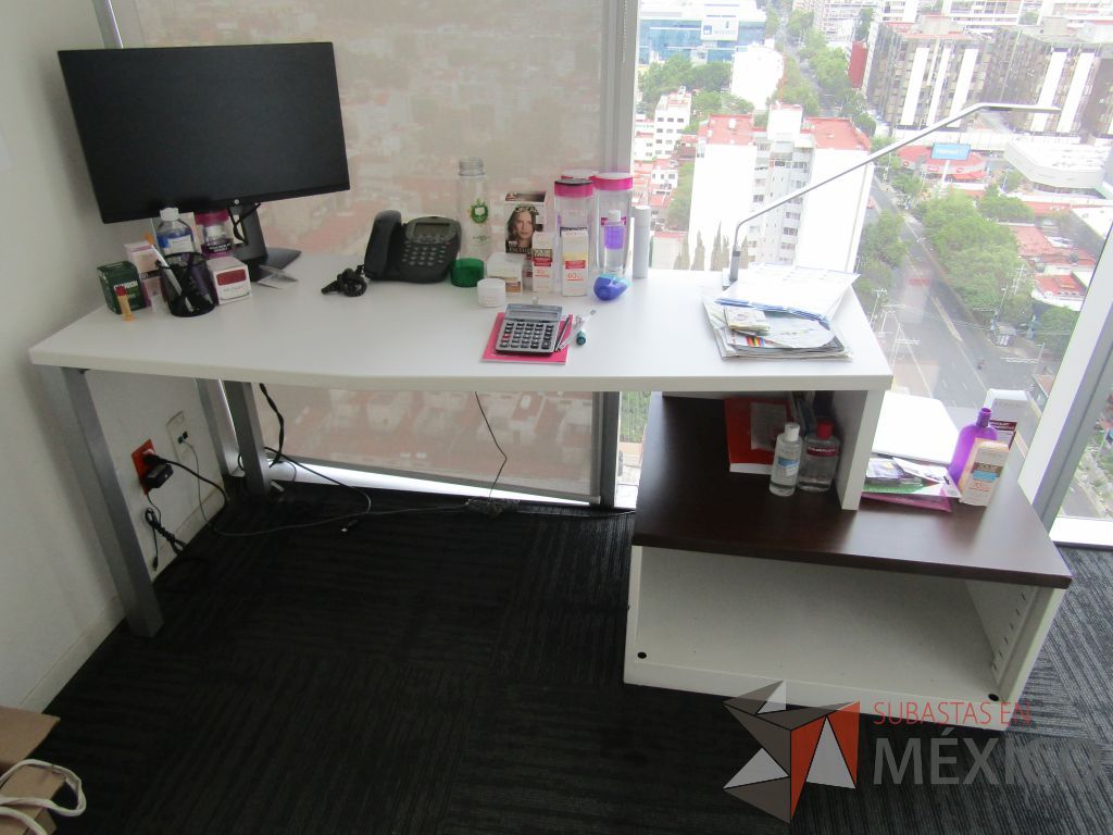 Lote 031 - Oficina Operativa con Escritorio, Mesa de Apoyo Triangular con Ruedas y Gabinete - Imagen 5
