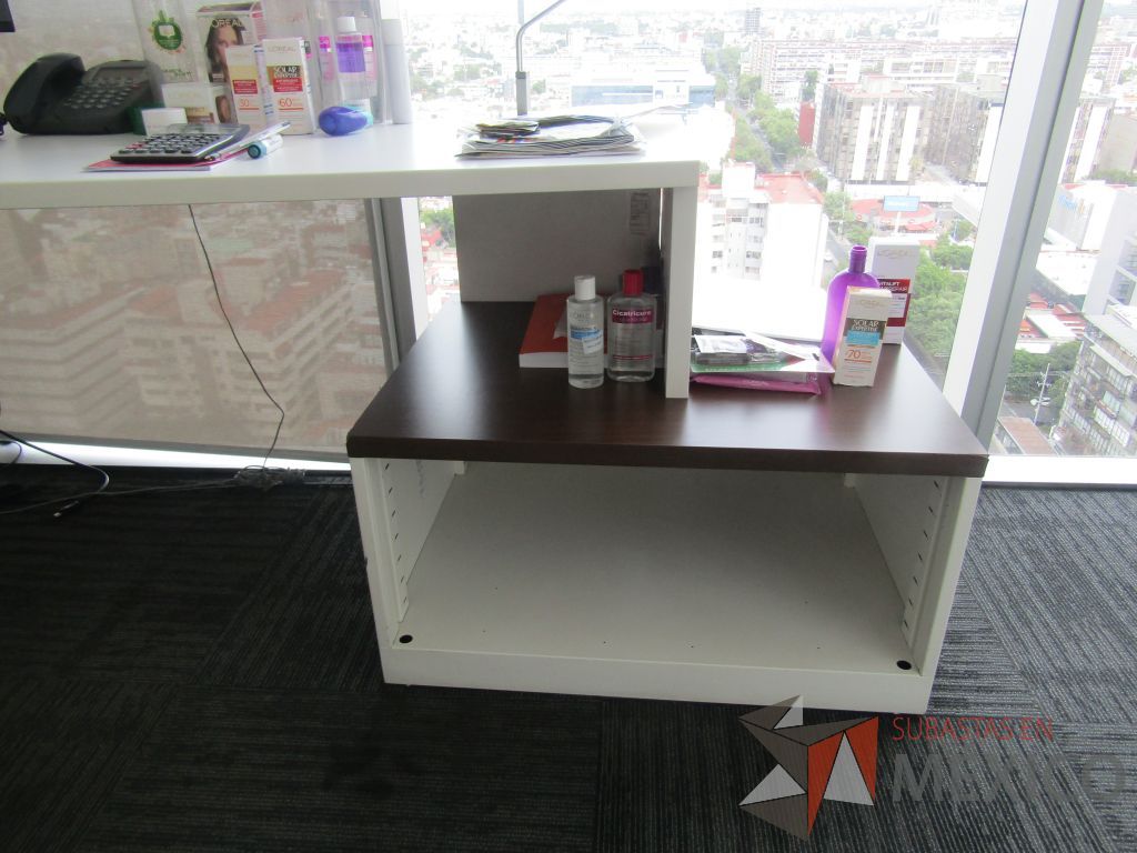 Lote 031 - Oficina Operativa con Escritorio, Mesa de Apoyo Triangular con Ruedas y Gabinete - Imagen 6