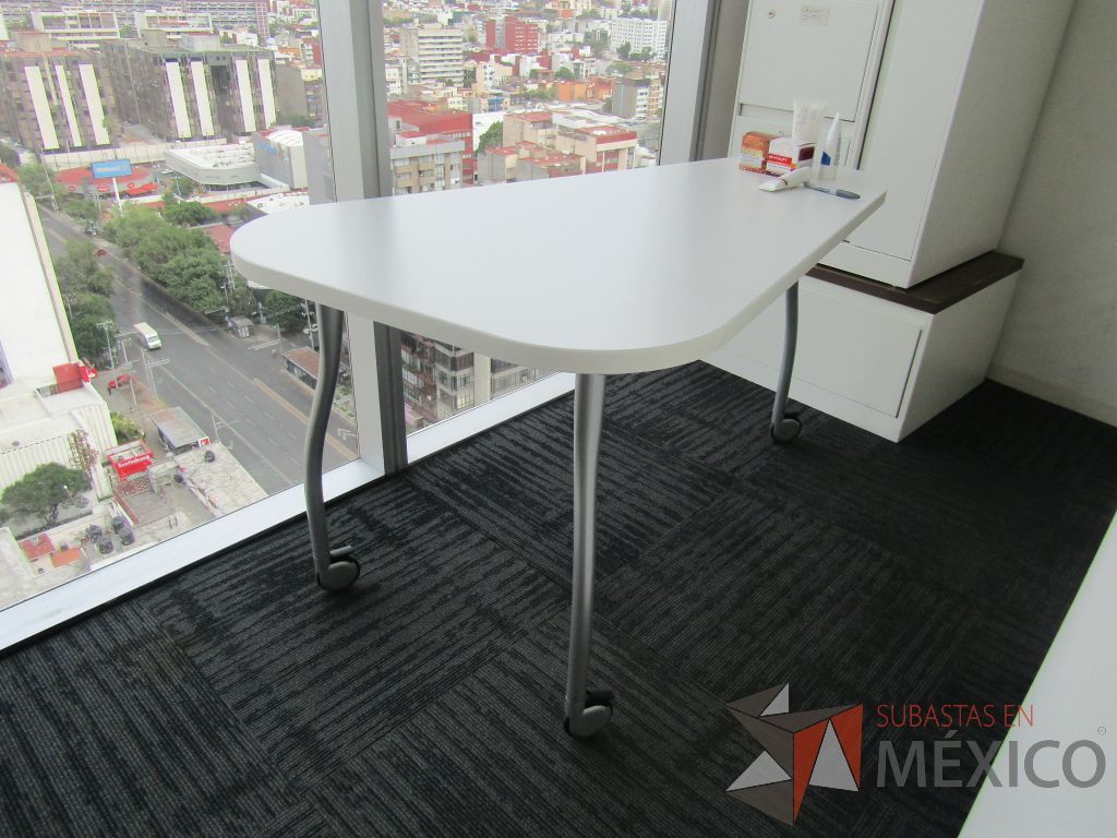 Lote 031 - Oficina Operativa con Escritorio, Mesa de Apoyo Triangular con Ruedas y Gabinete - Imagen 7