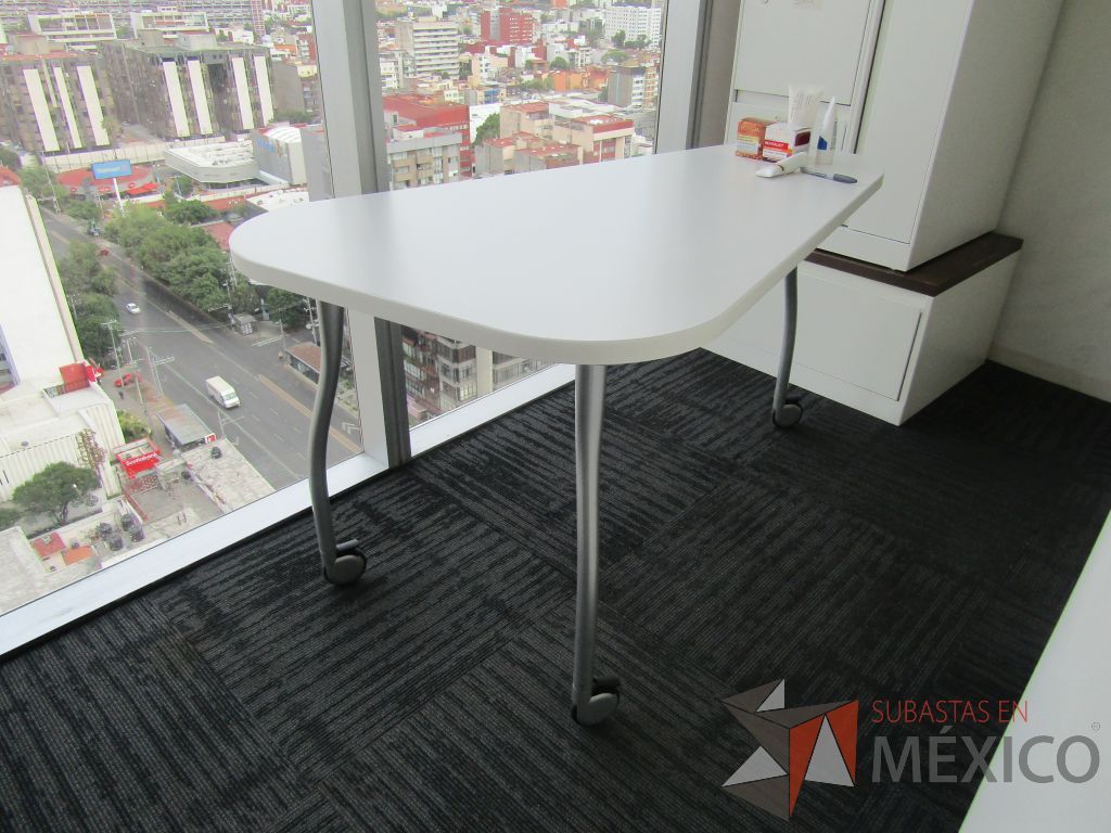 Lote 031 - Oficina Operativa con Escritorio, Mesa de Apoyo Triangular con Ruedas y Gabinete - Imagen 8