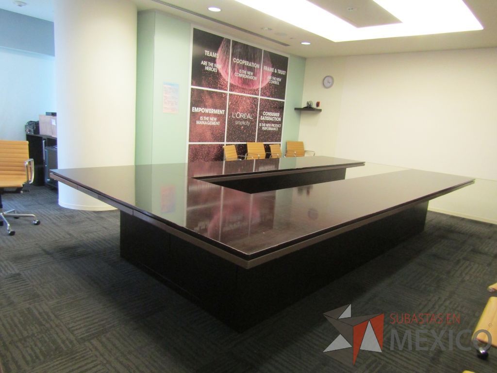 Lote 036 - Mesa de sala de juntas en herradura para 17 personas tipo madera color café