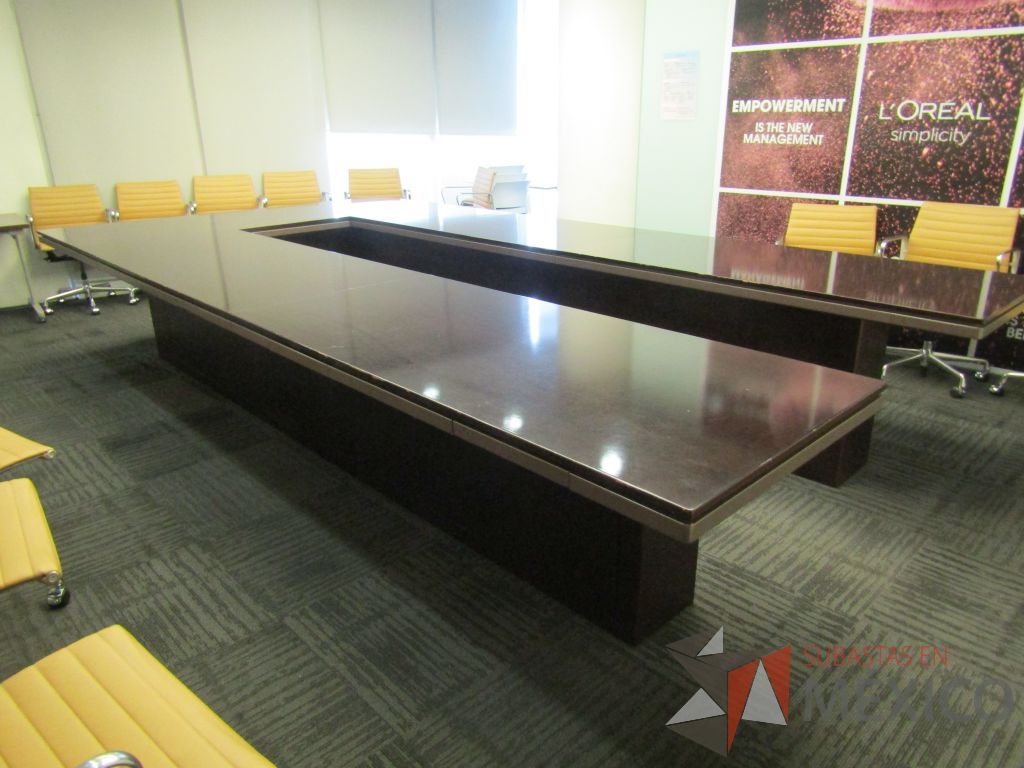 Lote 036 - Mesa de sala de juntas en herradura para 17 personas tipo madera color café - Imagen 5