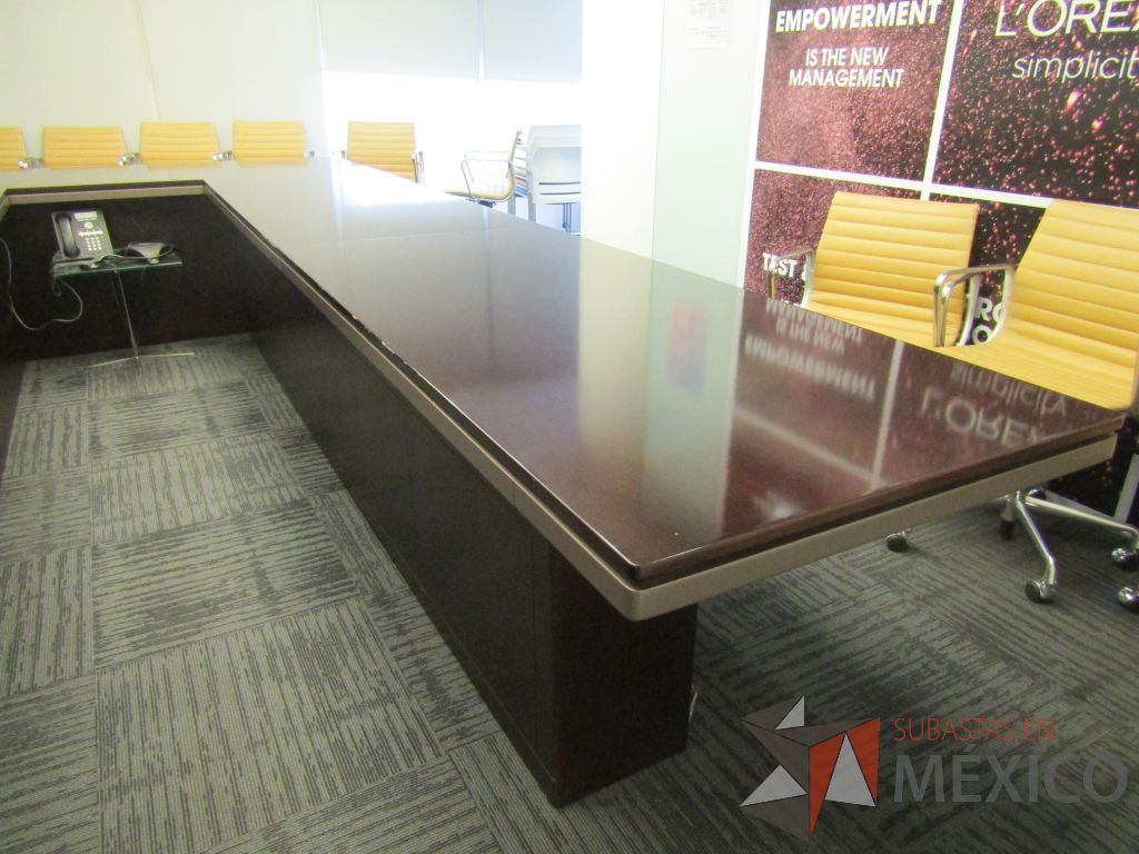 Lote 036 - Mesa de sala de juntas en herradura para 17 personas tipo madera color café - Imagen 10