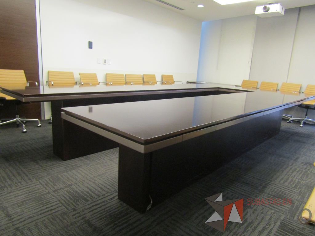 Lote 036 - Mesa de sala de juntas en herradura para 17 personas tipo madera color café - Imagen 13