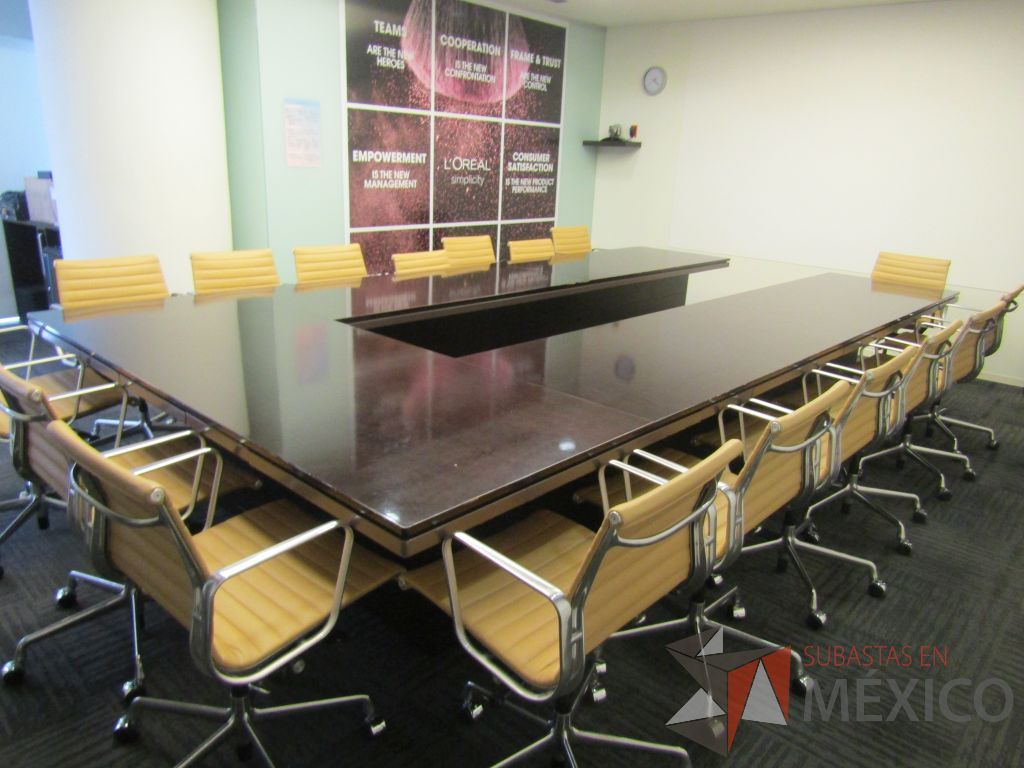 Lote 036 - Mesa de sala de juntas en herradura para 17 personas tipo madera color café - Imagen 19