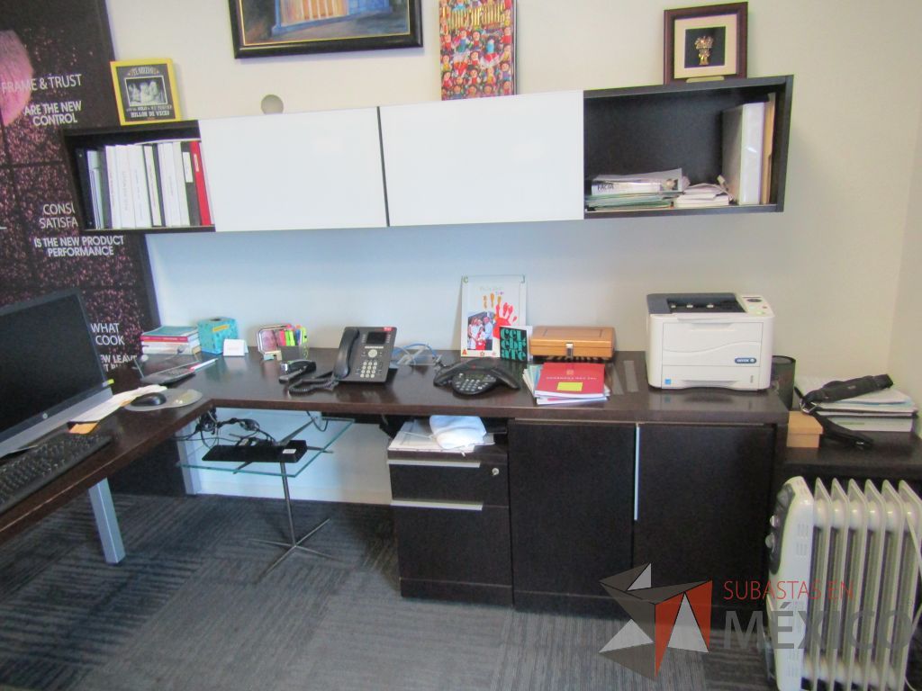 Lote 034 - Escritorio en escuadra, gabinete alto con 2 puertas y 2 cajones color café y gaveta empotrada con 2 puertas - Imagen 8