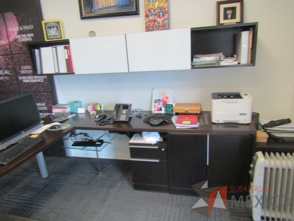 Lote 034 - Escritorio en escuadra, gabinete alto con 2 puertas y 2 cajones color café y gaveta empotrada con 2 puertas - Imagen 9