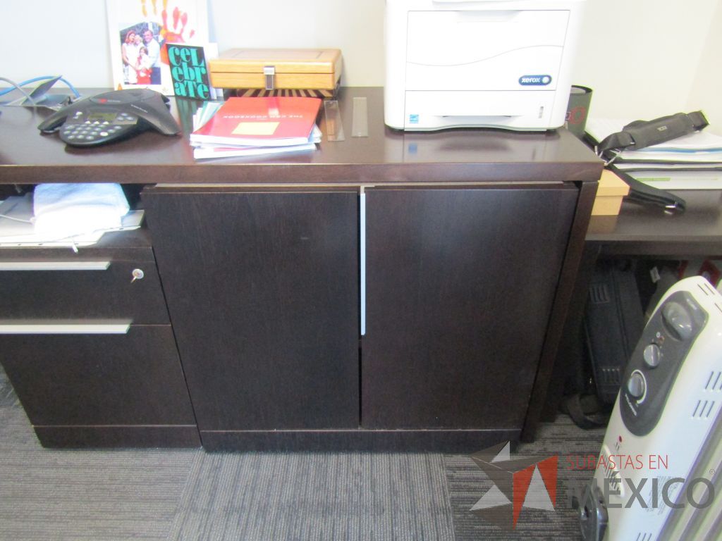 Lote 034 - Escritorio en escuadra, gabinete alto con 2 puertas y 2 cajones color café y gaveta empotrada con 2 puertas - Imagen 11
