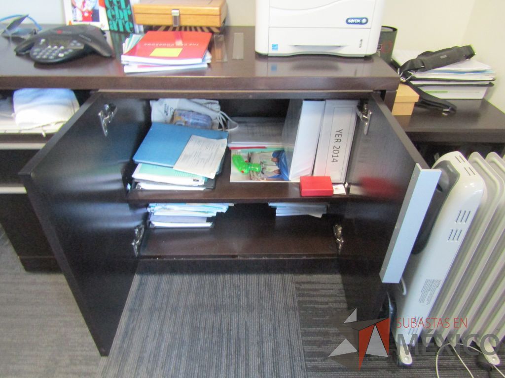 Lote 034 - Escritorio en escuadra, gabinete alto con 2 puertas y 2 cajones color café y gaveta empotrada con 2 puertas - Imagen 12