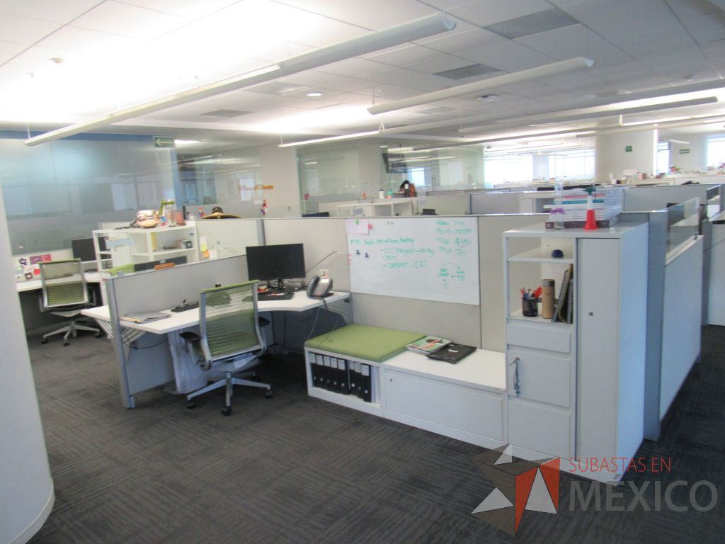 Lote 063 - Estación de trabajo para 7 personas con 7 gabinetes altos metálicos color blanco - Imagen 5