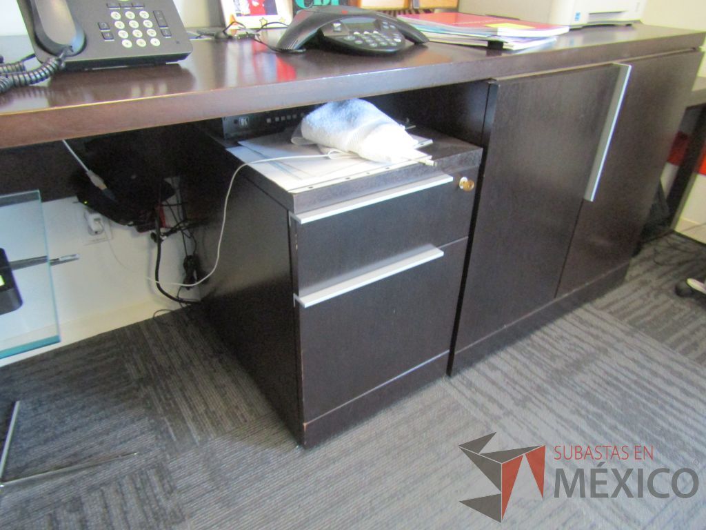 Lote 034 - Escritorio en escuadra, gabinete alto con 2 puertas y 2 cajones color café y gaveta empotrada con 2 puertas - Imagen 18