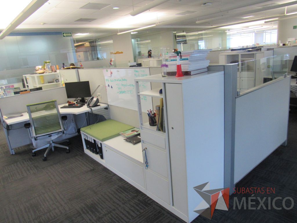 Lote 063 - Estación de trabajo para 7 personas con 7 gabinetes altos metálicos color blanco - Imagen 7