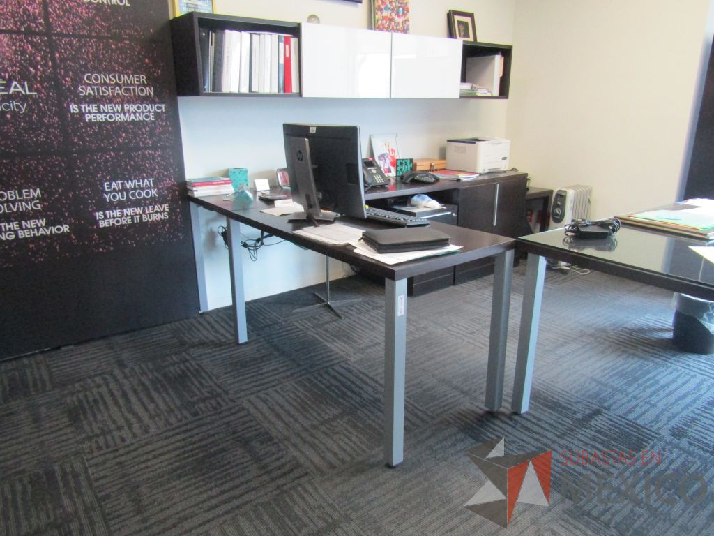 Lote 034 - Escritorio en escuadra, gabinete alto con 2 puertas y 2 cajones color café y gaveta empotrada con 2 puertas - Imagen 20