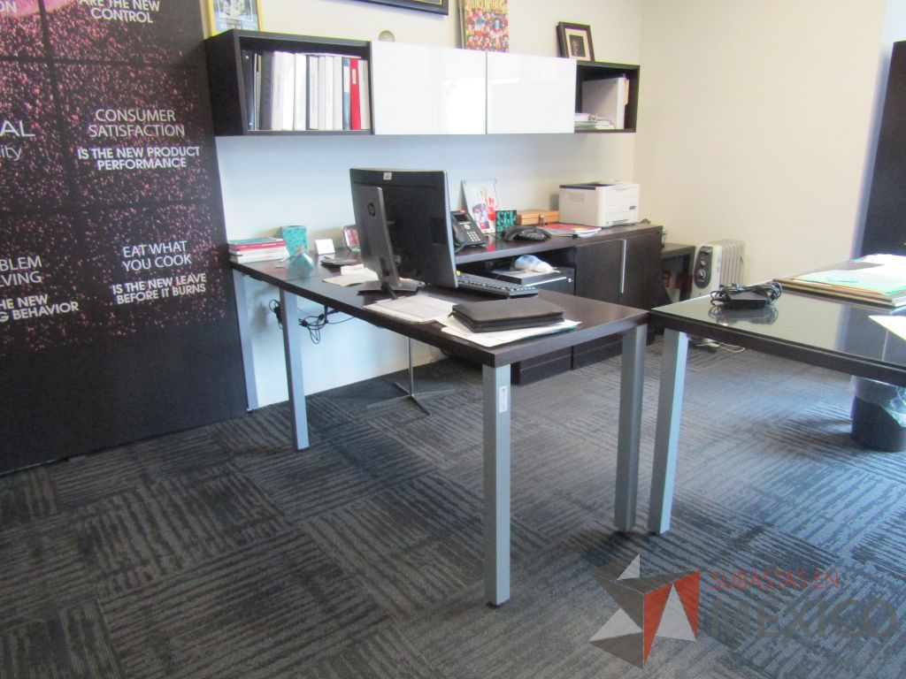 Lote 034 - Escritorio en escuadra, gabinete alto con 2 puertas y 2 cajones color café y gaveta empotrada con 2 puertas - Imagen 21