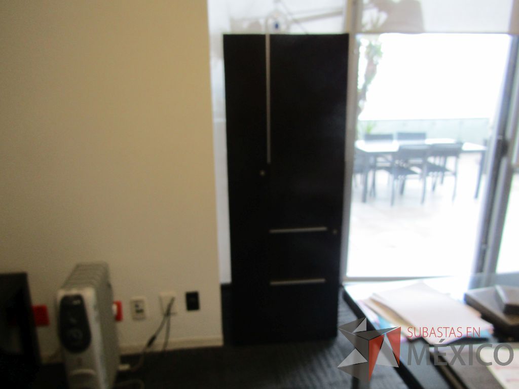 Lote 034 - Escritorio en escuadra, gabinete alto con 2 puertas y 2 cajones color café y gaveta empotrada con 2 puertas - Imagen 27