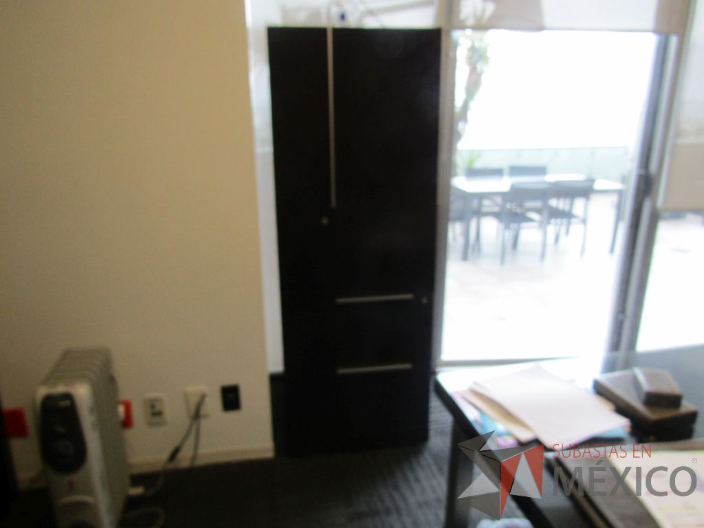 Lote 034 - Escritorio en escuadra, gabinete alto con 2 puertas y 2 cajones color café y gaveta empotrada con 2 puertas - Imagen 28