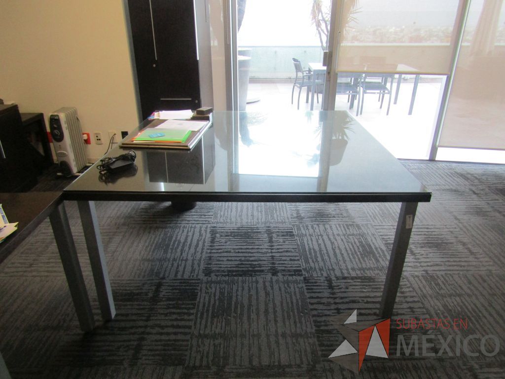 Lote 033 - Mesa de sala de juntas cuadrada para 8 personas con 4 patas metálicas y cubierta protectora de vidrio - Imagen 2