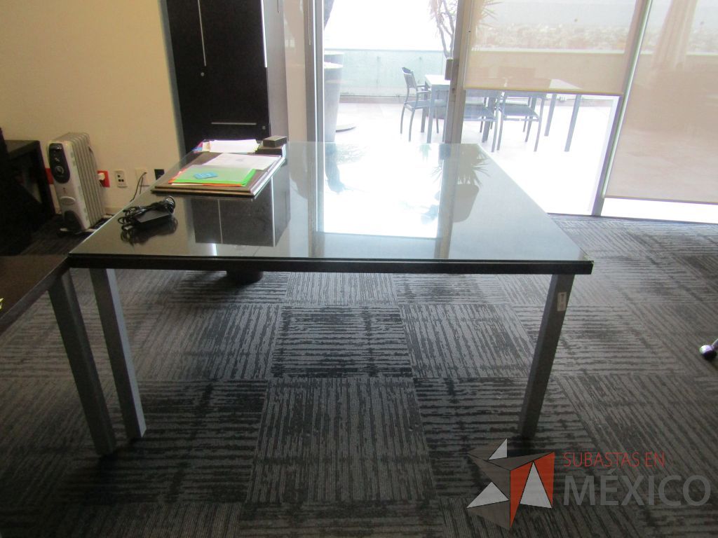 Lote 033 - Mesa de sala de juntas cuadrada para 8 personas con 4 patas metálicas y cubierta protectora de vidrio - Imagen 3