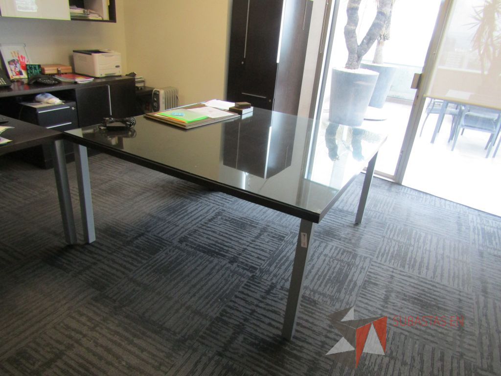 Lote 033 - Mesa de sala de juntas cuadrada para 8 personas con 4 patas metálicas y cubierta protectora de vidrio