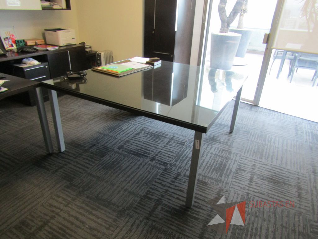 Lote 033 - Mesa de sala de juntas cuadrada para 8 personas con 4 patas metálicas y cubierta protectora de vidrio - Imagen 4